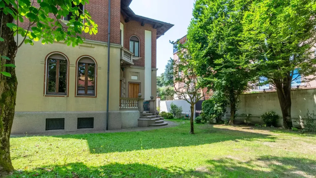 Garden - 1920s Villa with Garden in Vigevano Centre