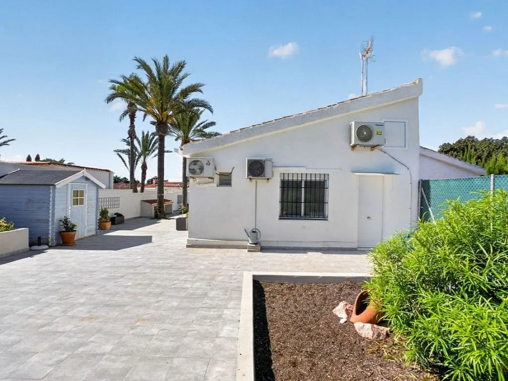 Välivaade - Chalet with Pool on Avenida Las Alondras