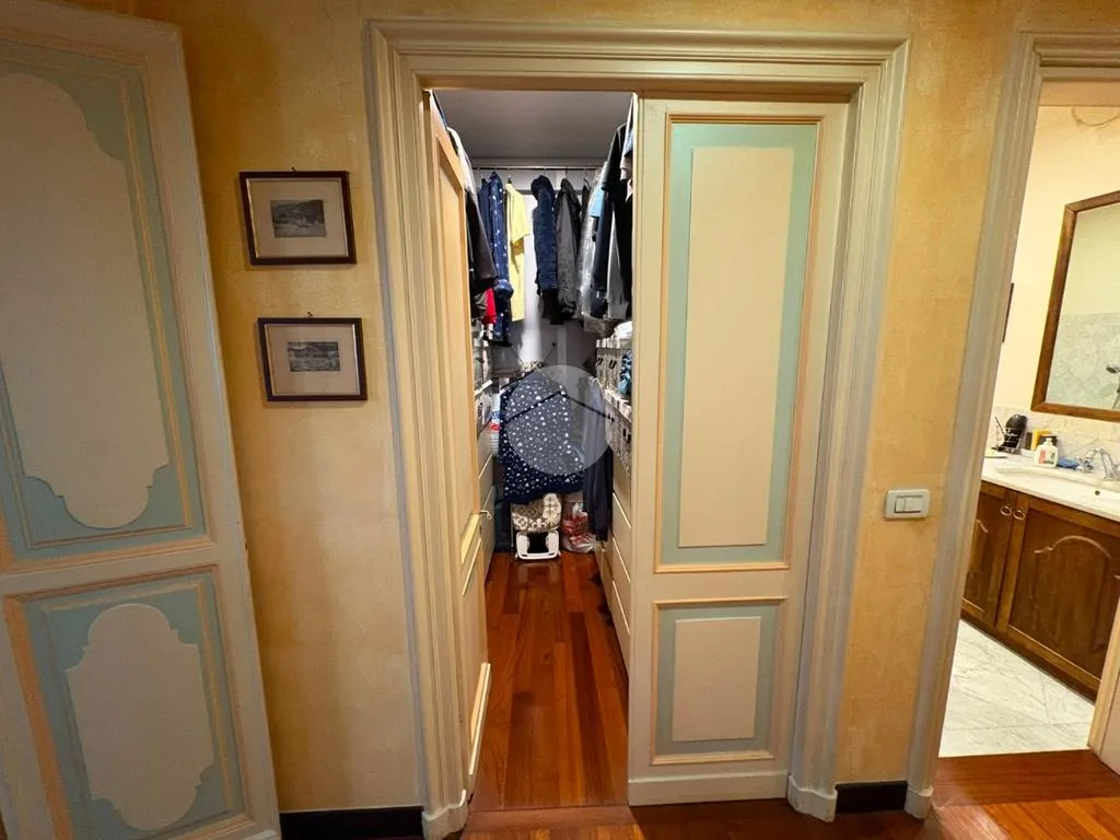 Rooms - Spacious 6-Room Apartment in Genoa