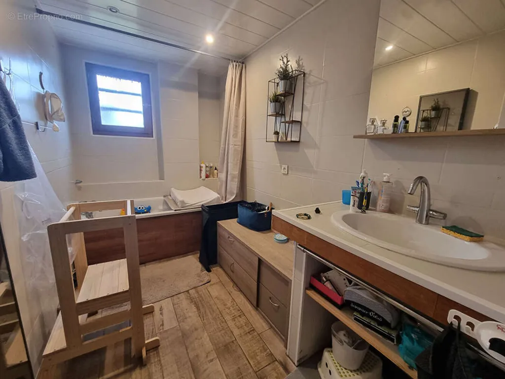 Bathrooms - House with Pool in Tourville-sur-Odon