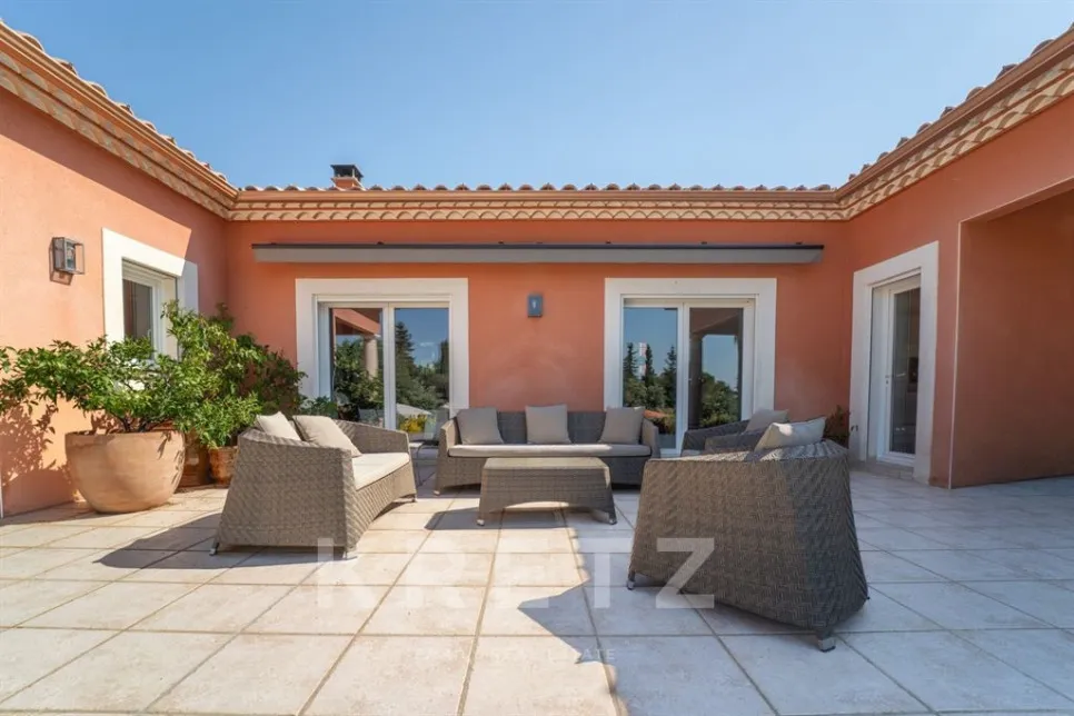 Terrass - Architectural Villa with Pool in Nîmes West