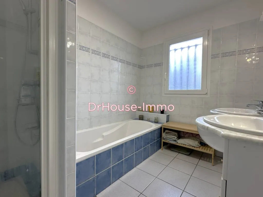 Salles de bain - Maison de Plain-Pied avec Piscine à Champniers