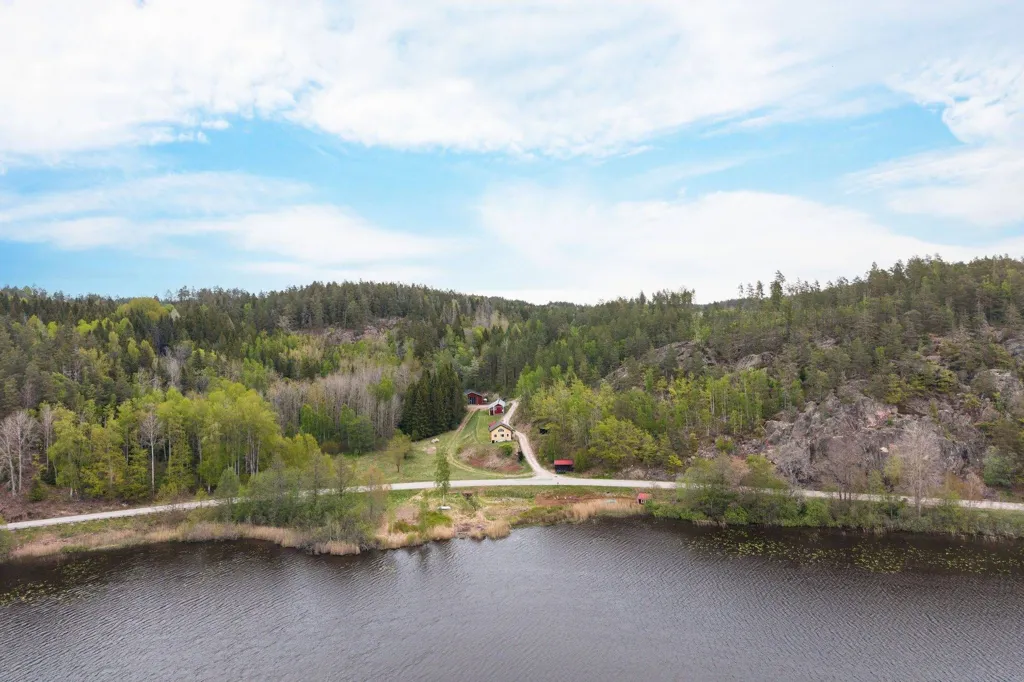 Õhuvaade - Farm with Water Access in Västervik