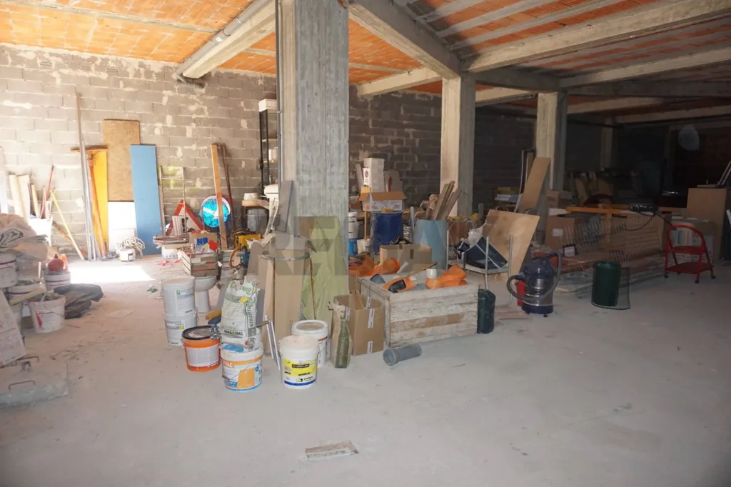 Pièces - Commercial Space with Modern Facade in Ragusa
