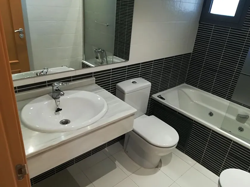 Bathrooms - Semi-New Flat with Terrace in El Rabal, Zaragoza
