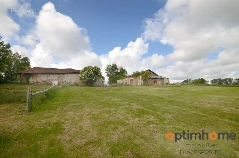 Jardin - Ferme Rénovée avec Grand Jardin à Cherves-Châtelars