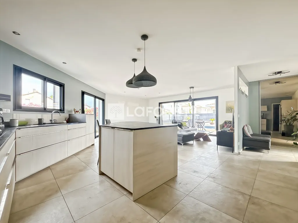 Cucina - Contemporary Flat-Plan House with Pool in Beauvallon
