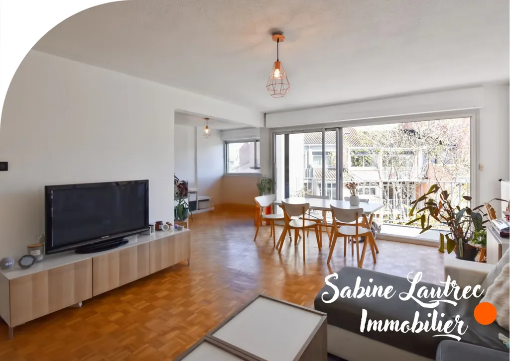 Living Room - 5-Piece Apartment with Balcony in Toulouse