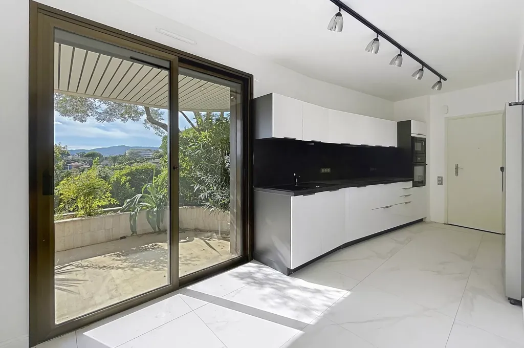 Cuisine - Appartement-Villa avec Terrasses et Vue Mer à Cannes