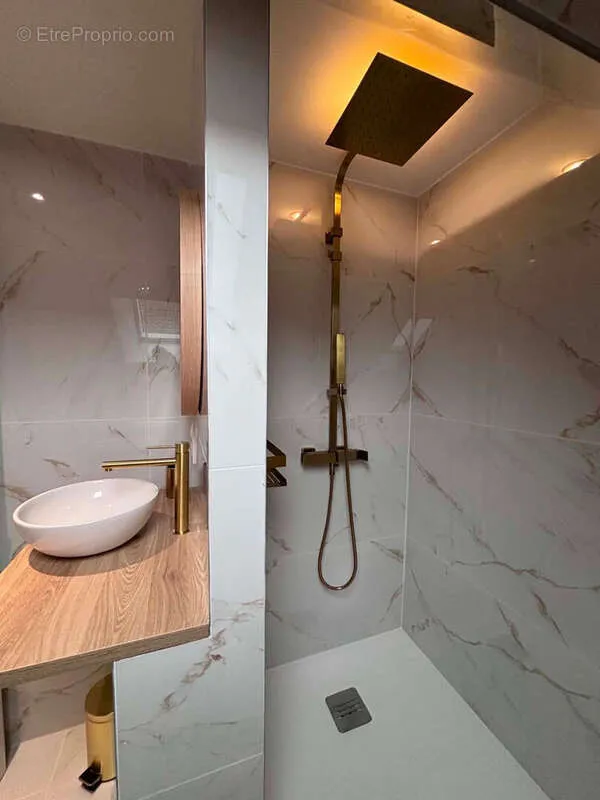 Salles de bain - Villa Rénovée avec Piscine à Ouistreham