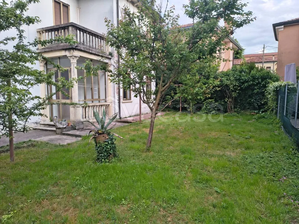 Aed - Characterful Villa to Restore with Garden in Padova