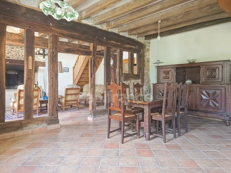 Salle à manger - Propriété Charmante avec Jardin à Saint-Célerin
