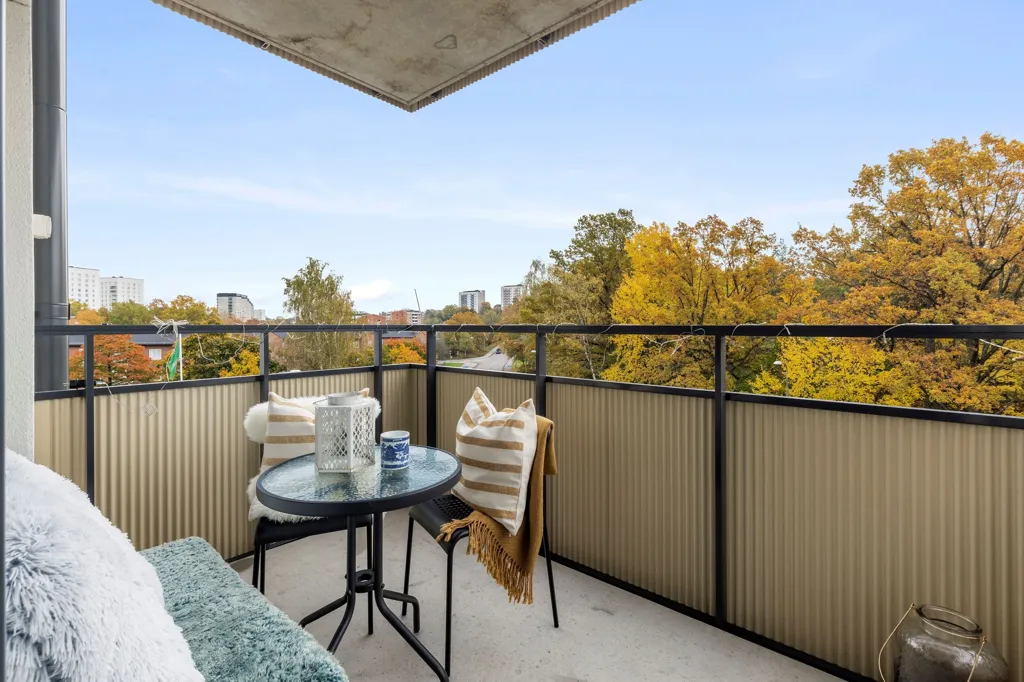 Balcon - Modern Apartment with Balcony in Rågsved