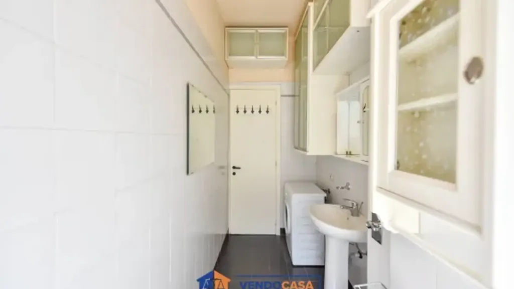 Bathrooms - Twin-Storey Apartment with Balcony in Turin