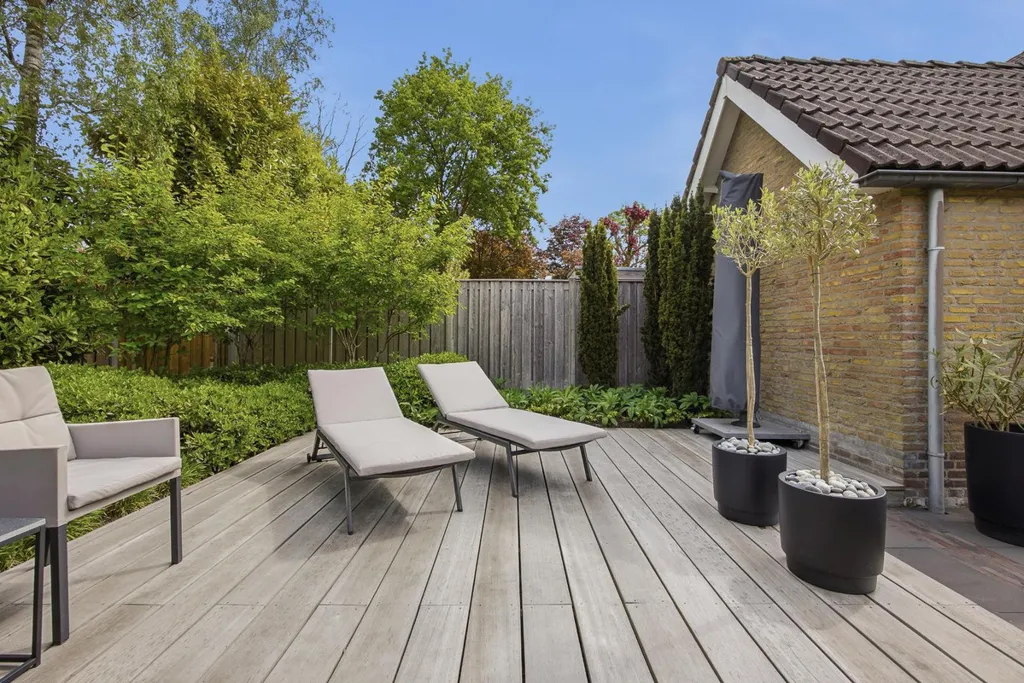 Terrasse - Two-Storey House with Garden in Made