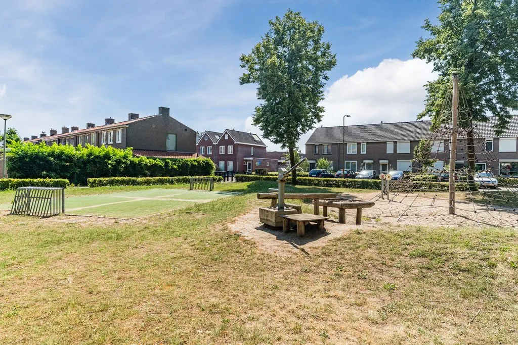 Aed - Modernised Semi-Detached House with Solar Panels in Oss