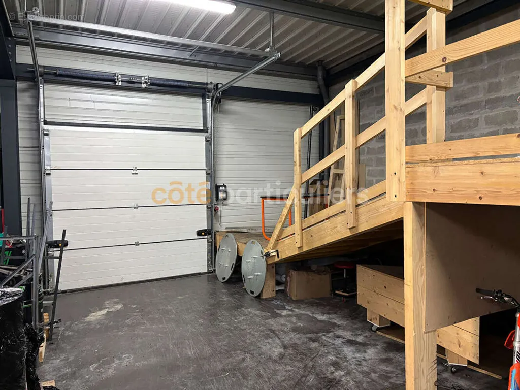 Garaaž - Commercial Building with High Visibility on Busy Road