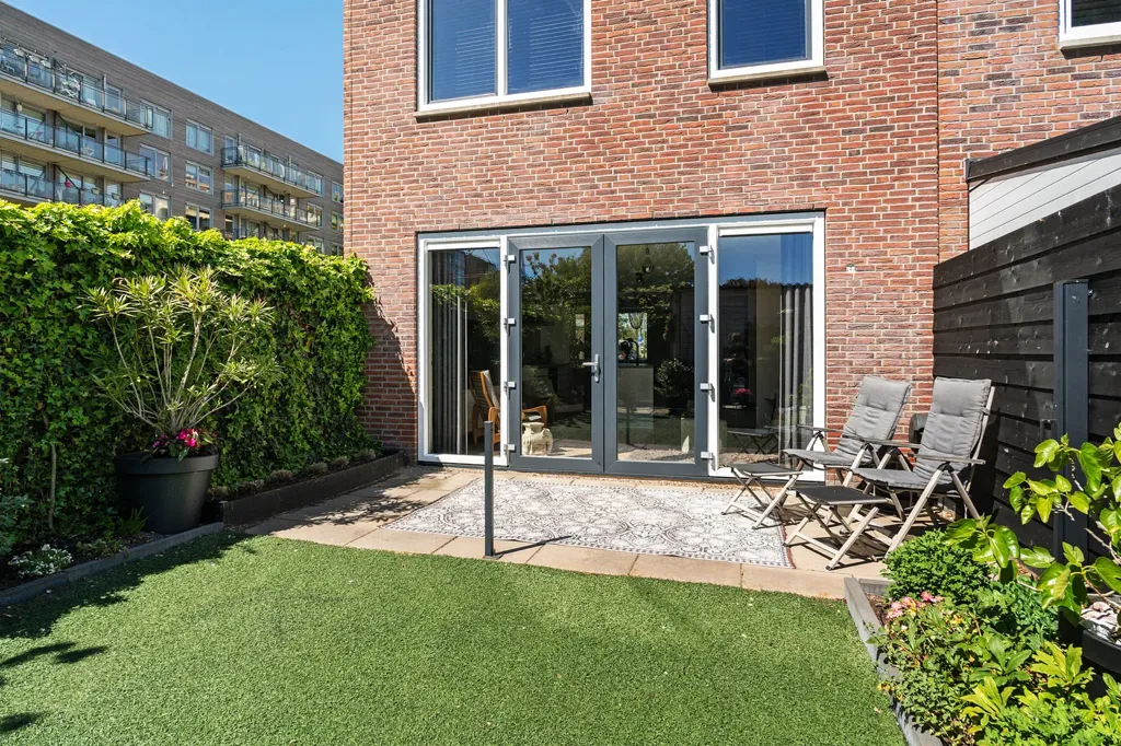 Aed - Modern Corner House with Solar Panels in 's-Gravenhage