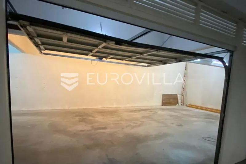 Garage - Hotel with Pool in Žnjan, Split