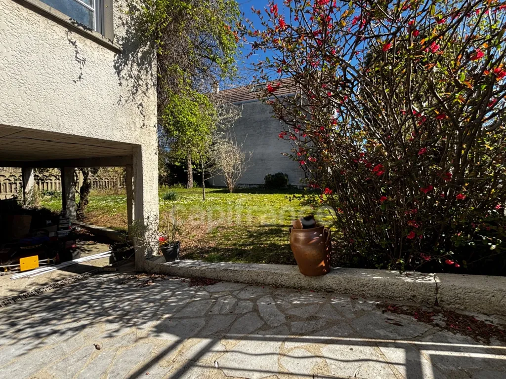 Jardin - Maison de 8 Pièces avec Terrasse à Val Fleury