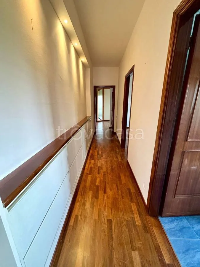 Esik - Spacious Apartment with Balcony in Modena