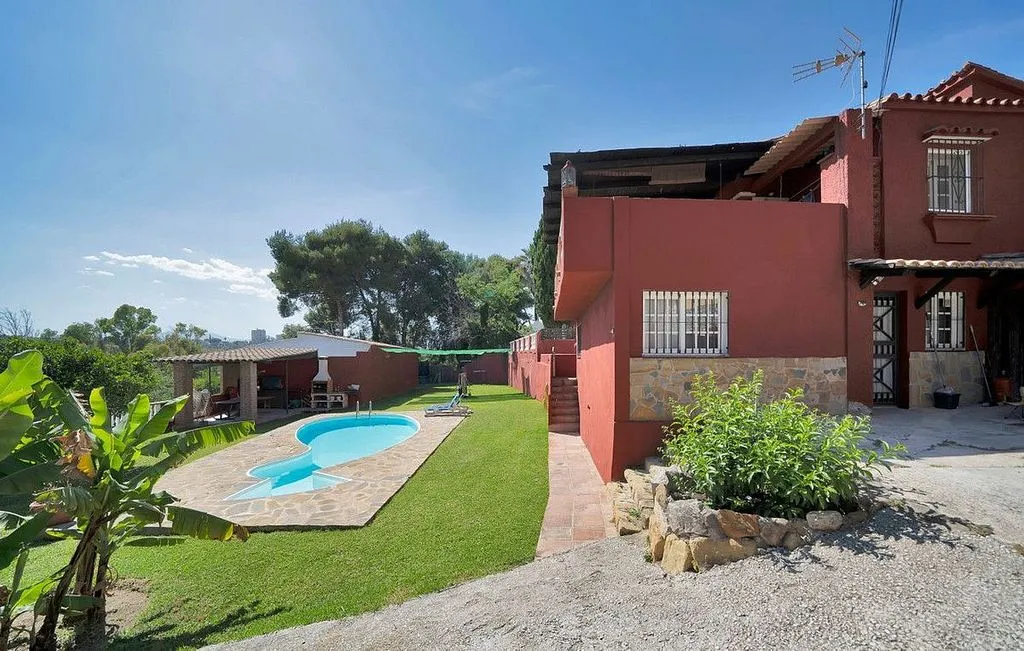 Bassein - Chalet with Pool in La Milla de Oro, Marbella