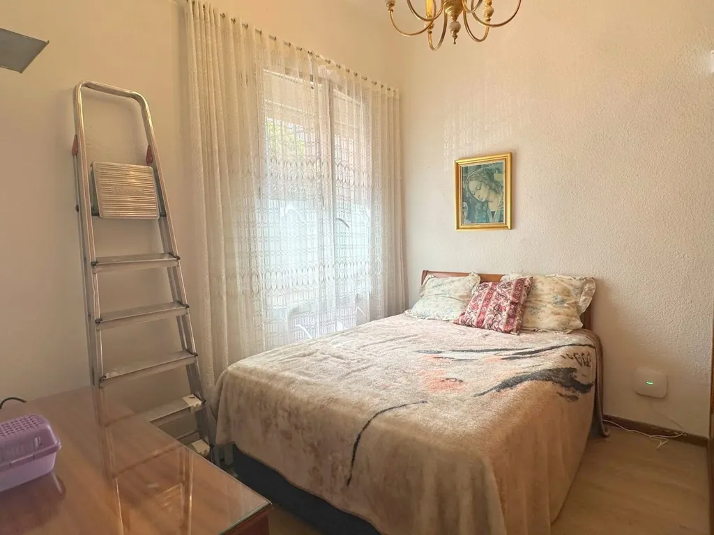 Magamistoad - 2-Bedroom Flat with High Ceilings in Adelfas