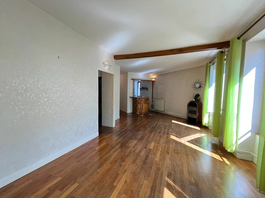 Elutuba - Mixed-Use Property with Terrace in Decize