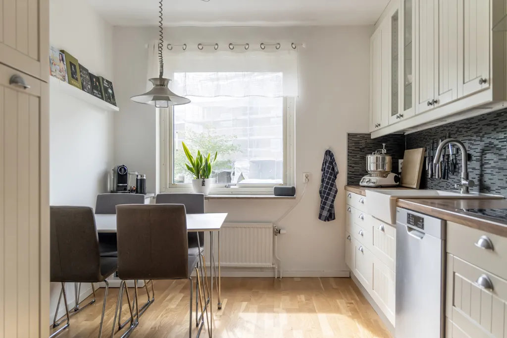 Dining Room - Bright Apartment with Balcony in Enerbacken, Mölndal