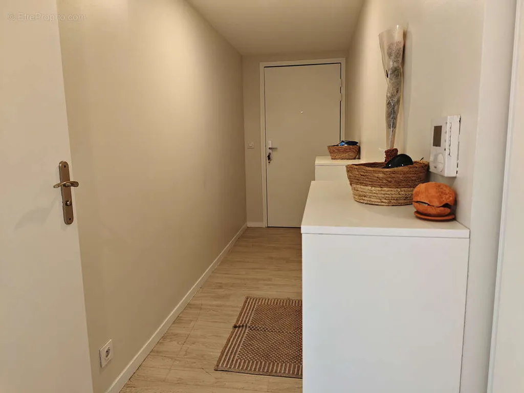 Esik - 4-Piece Apartment with Balcony in Orly