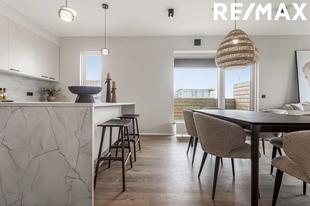 Cuisine - 5-Bed Apartment with Balcony in Álftanes