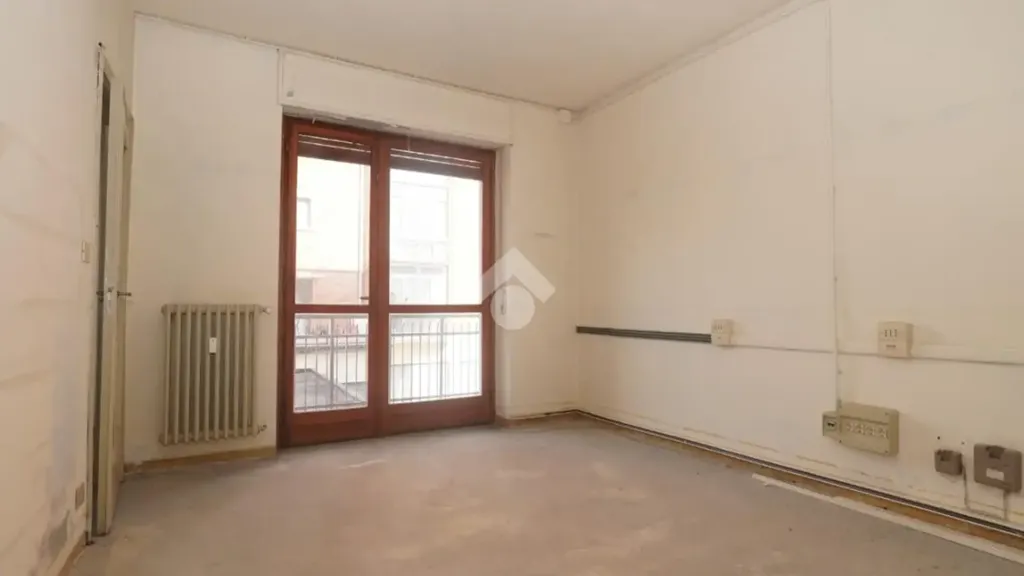 Pièces - Commercial Space with Central Location in Susa