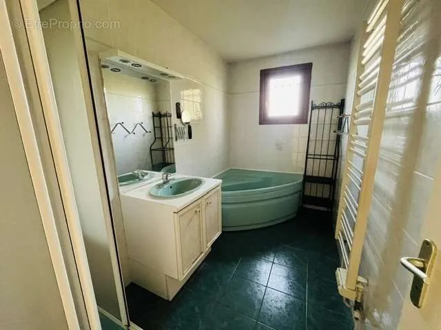 Salles de bain - Maison 5 Chambres au Calme à Ouches