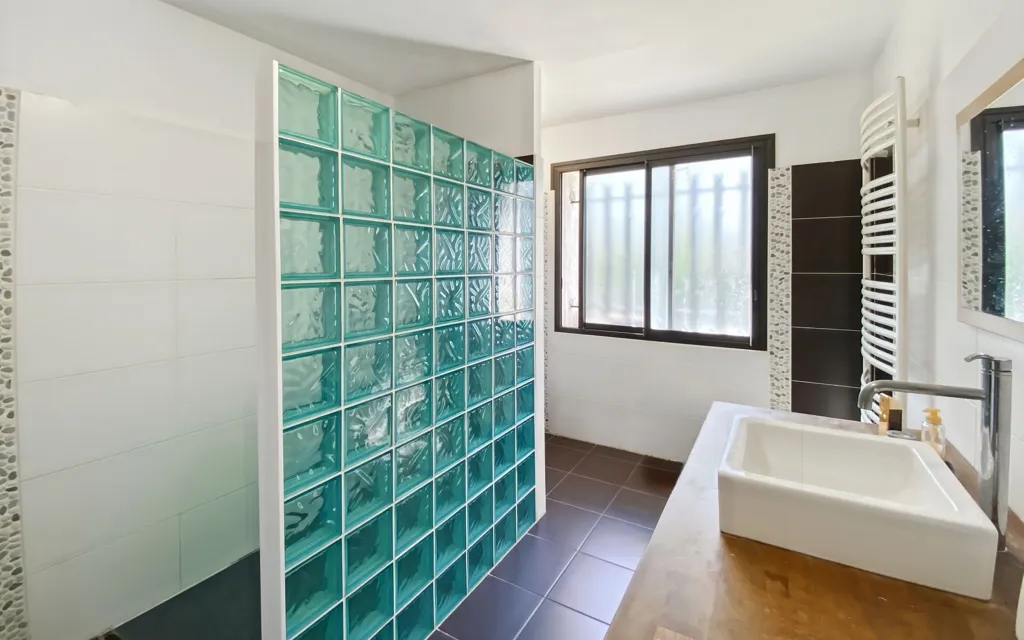 Salles de bain - Maison de Caractère avec Piscine à Nohic