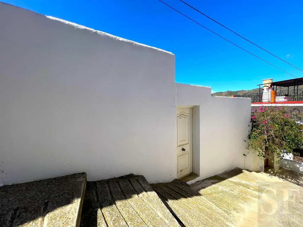 Toad - Adaptable Townhouse with Mountain Views in Sayalonga