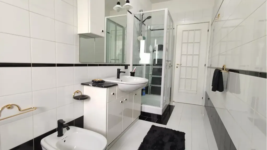 Salles de bain - Rear-Facing Apartment with Solarium in Solofra