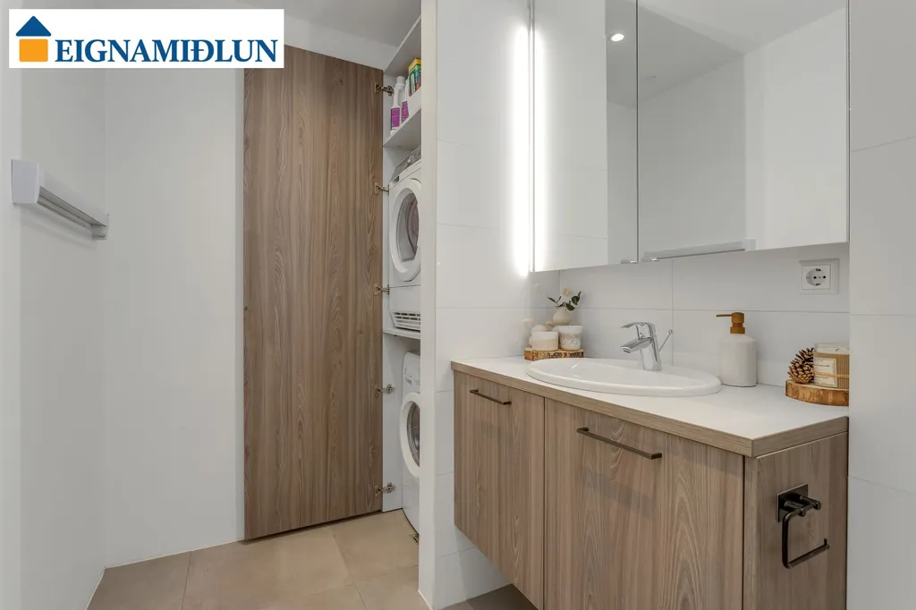 Bagni - Two-Bedroom Apartment with Customised Features in Reykjavik