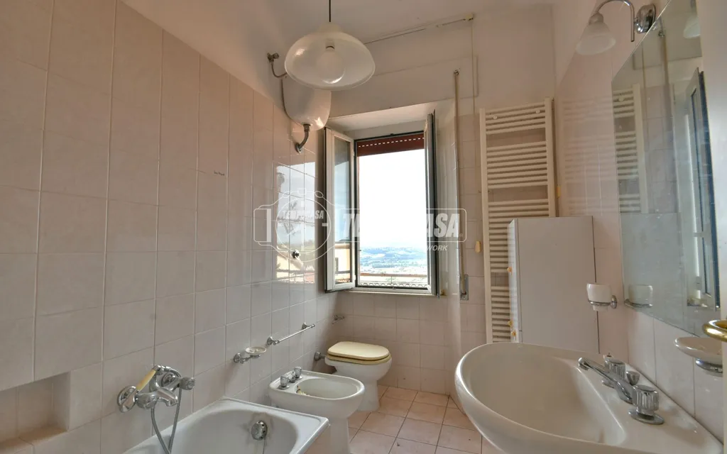 Bagni - 1960s Apartment with Balconies in Osimo