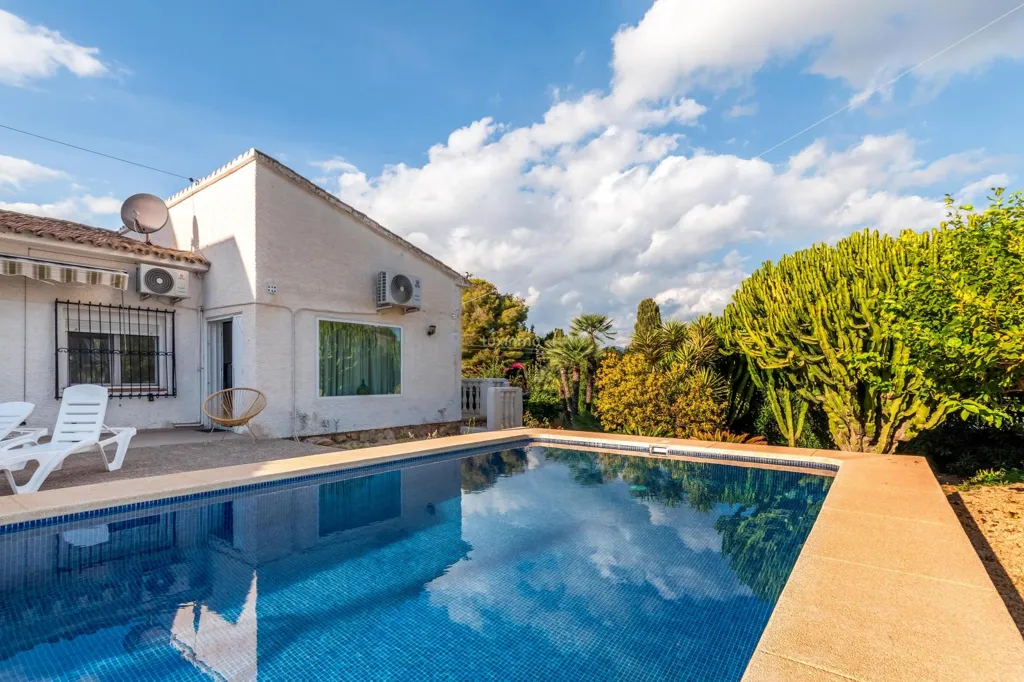 Bassein - Detached House with Redevelopment Potential in L'Albir