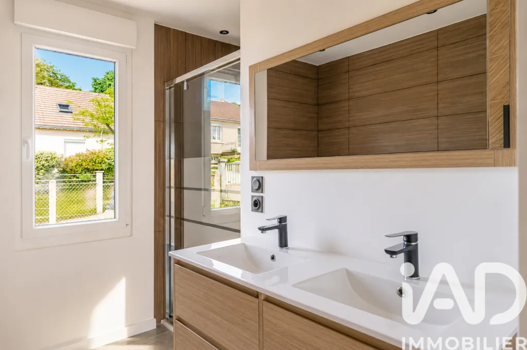 Salles de bain - Bungalow rénové avec jardin à Savigne-l'Évêque
