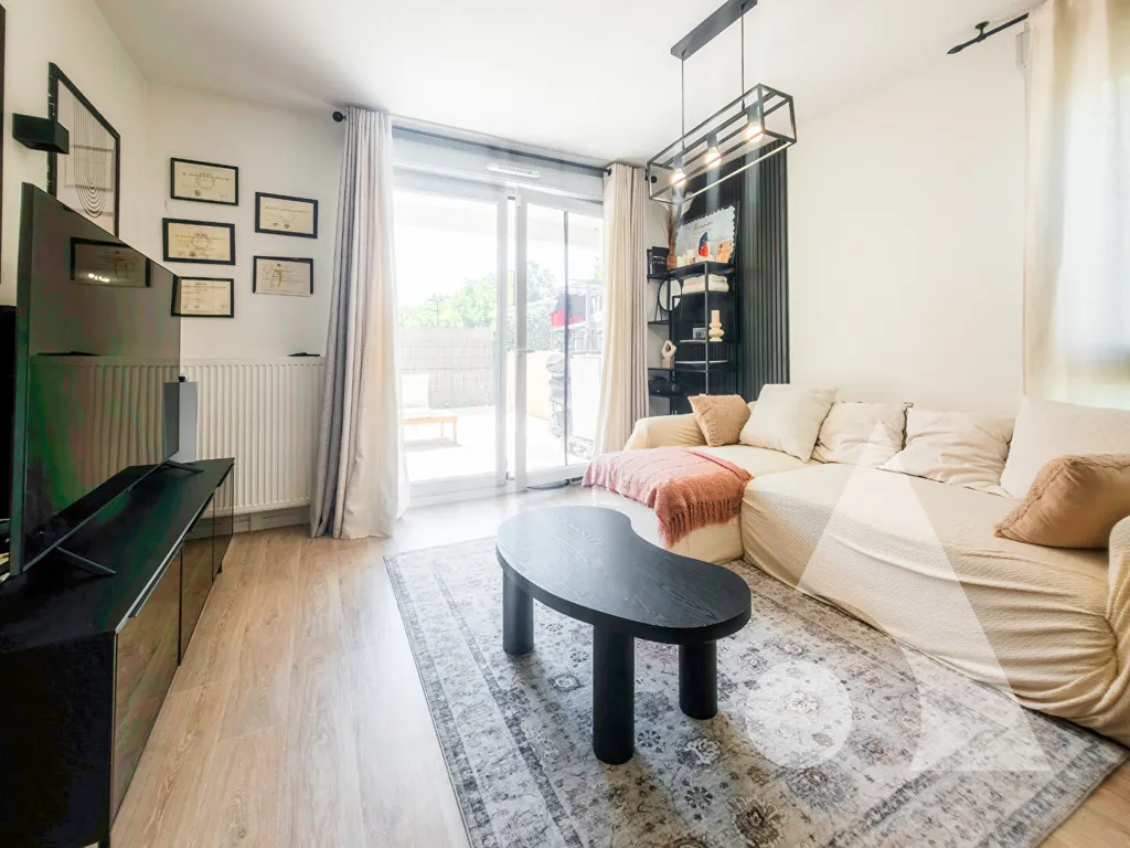 Living Room - Flat with Large Terrace in Urban Area