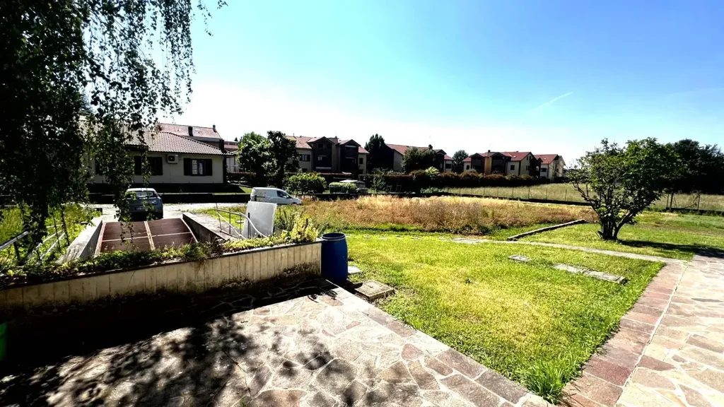 Aed - Villa with Edificabile Potential in Bernareggio