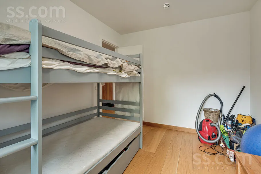 Magamistoad - Compact 3-Bedroom Apartment with Terrace in Dzintari