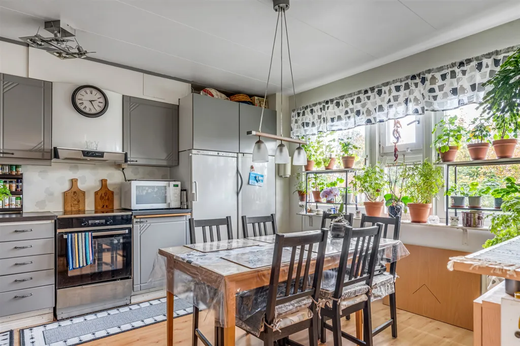 Salle à manger - Bright Three-Bedroom Flat with Balconies in Ekeby