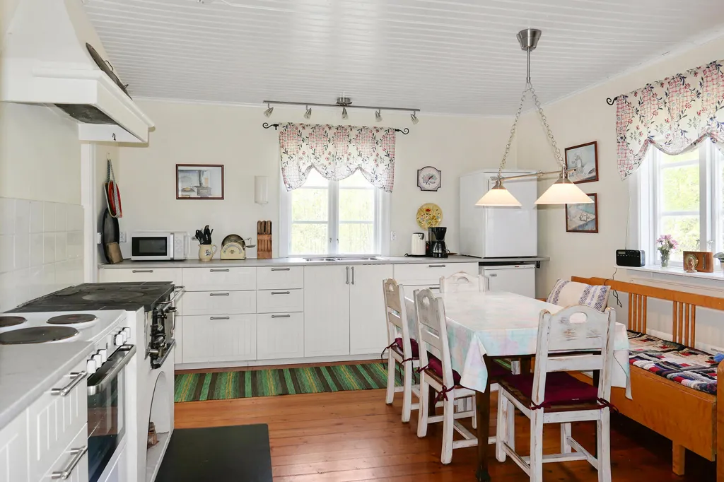 Cuisine - Renovated Cottage with Lake View in Åmål