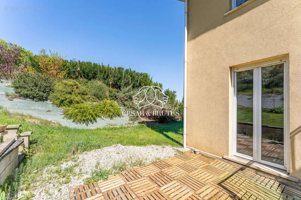 Garden - Family House with Panoramic View in Vienne
