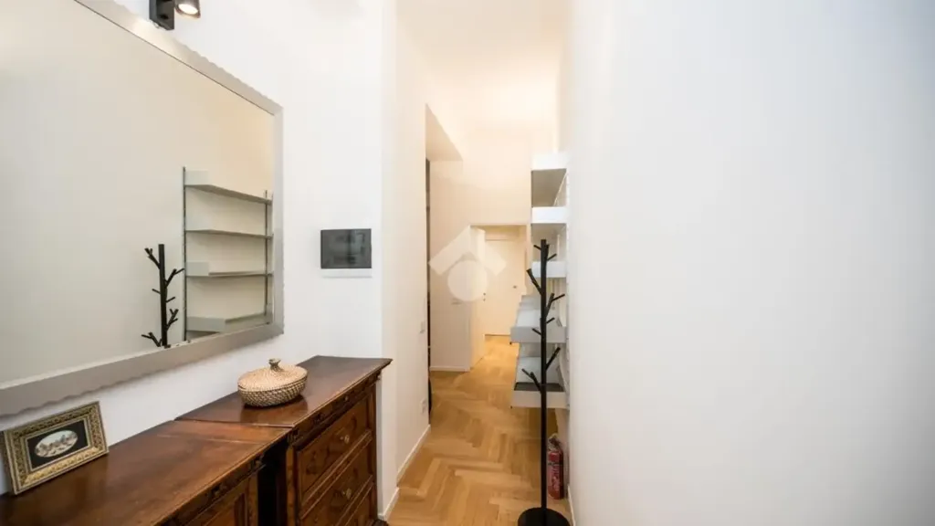 Esik - Elegant Trilocale with Balcony in Milan