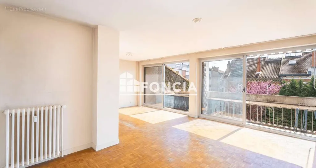 Soggiorno - Spacious T3 with Balcony in Central Location