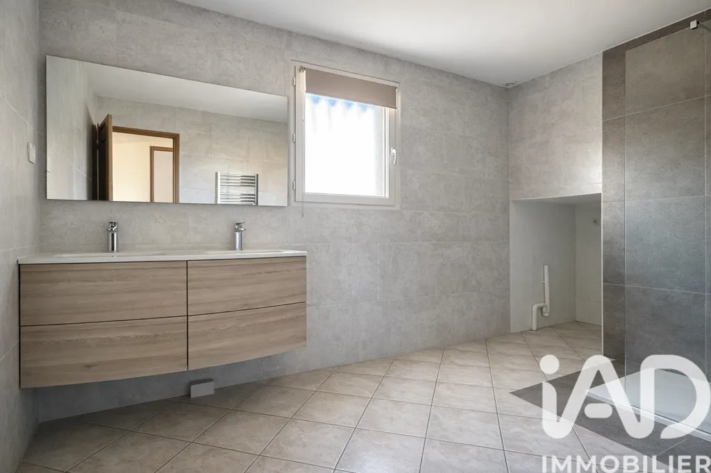 Salles de bain - Maison contemporaine avec jardin à Rousson