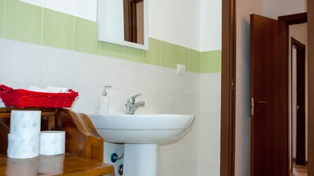 Bathrooms - Modernised Apartment with Balcony in Messina